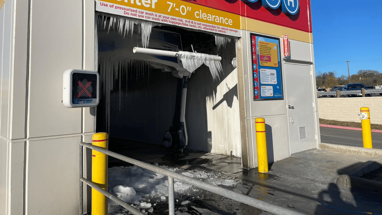Al menos dos lavados de autos de HEB se congelaron en San Antonio y Lakeway tras el paso del potente frente frío de diciembre 2022.
