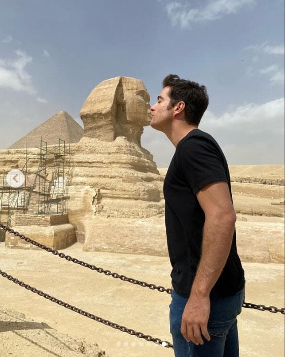 El texto lo acompañó con una serie de fotos con quien él llamó su "novia": se trataba de la 
<b>imponente Gran Esfinge de Giza. </b>
<br>