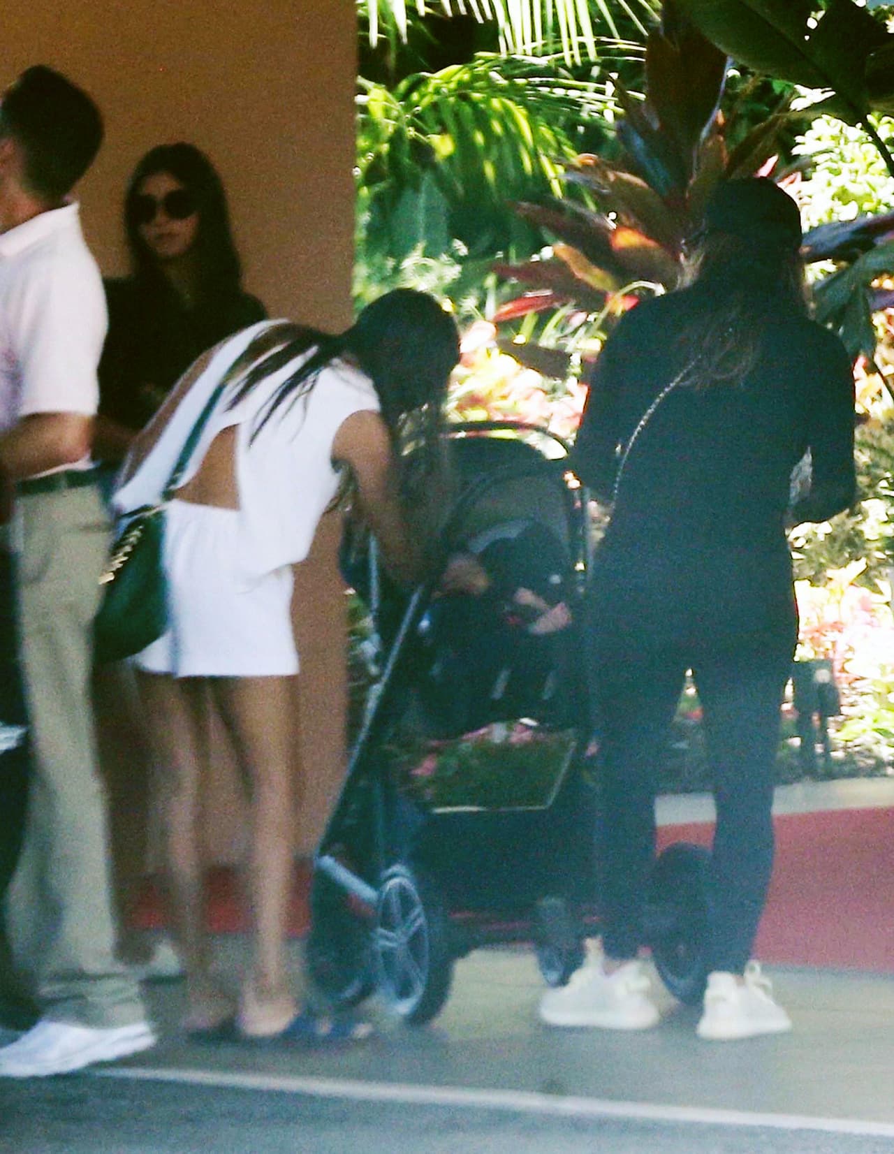 A los enfermeros escribió: "Son ángeles que comparten su conocimiento y experiencia para asegurarse de que las madres primerizas se sientan bien llevando a sus bebés a casa y
<b> cuidando la frágil vida de un recién nacido</b>".