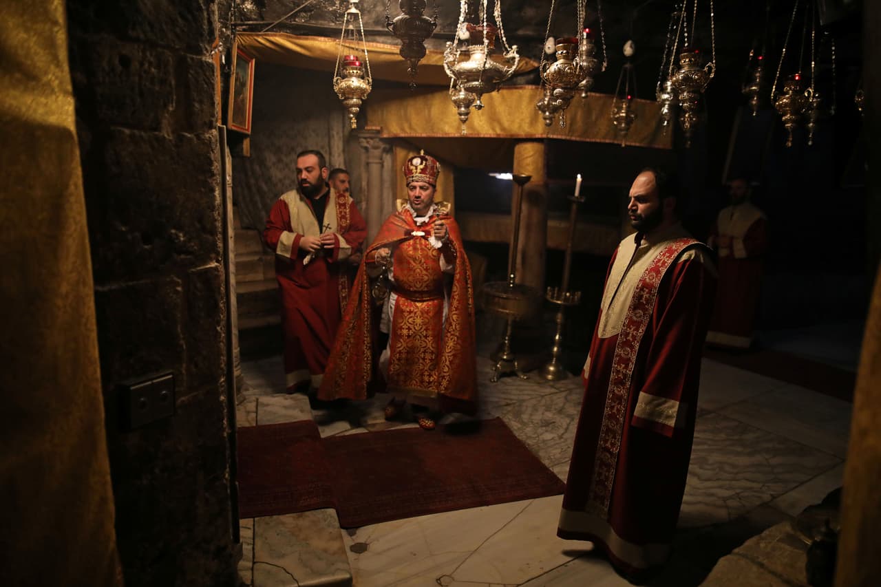 Clérigos rezan dentro de la basílica. Según responsables cristianos en Gaza, actualmente no serían más de un millar, frente a los 7,000 cristianos que vivían allí antes de 2007.
<br>