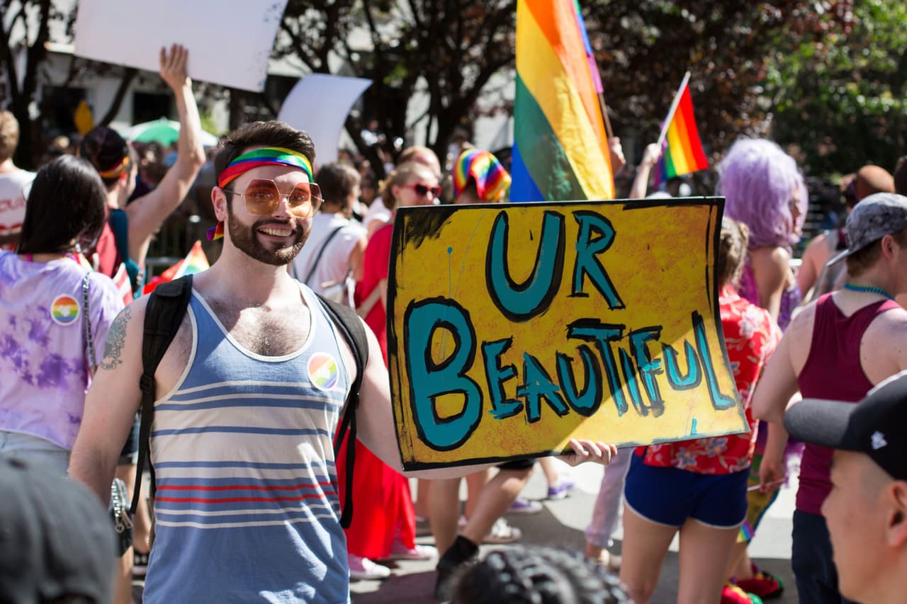 Un participante sostiene una muestra durante el desfile del orgullo en Nueva York.