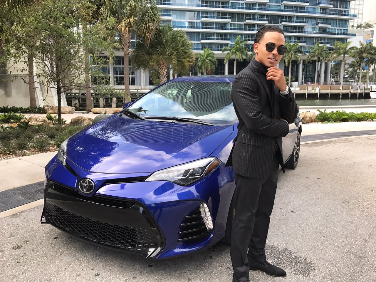 Ozuna también se ha dado tiempo para protagonizar campañas de publicidad de autos, como lo fue la realizada el año pasado con el 
<b><a href="https://www.univision.com/noticias/a-bordo/toyota-corolla-2017-prueba-a-bordo-completa-video" target="_blank">Toyota Corolla</a></b>, en la cual se invitaba a sus seguidores a ‘tomar el volante’ de su vida. La campaña se tituló #ManejaTuVida y en esa ocasión el cantante se sintió muy halagado por ser considerado para este proyecto.