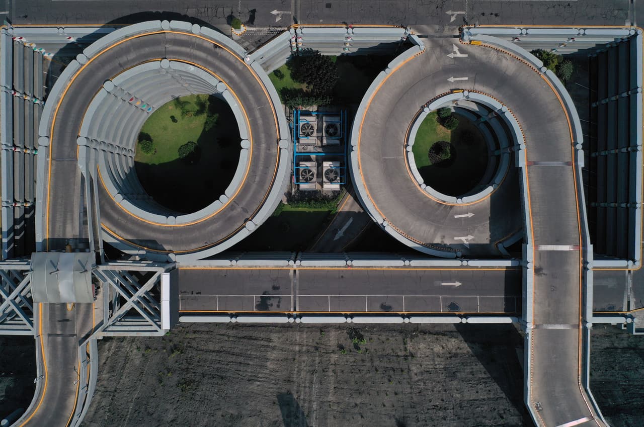 El estacionamiento de un centro comercial en el barrio Santa Fe, Ciudad de México. 4 de abril. 
<a href="https://www.univision.com/noticias/salud/imagenes-aereas-de-la-ciudad-de-mexico-como-nunca-antes-la-habias-visto-fotos">Vea aquí nuestra galería con las imágenes aéreas de la Ciudad de México sin personas </a>