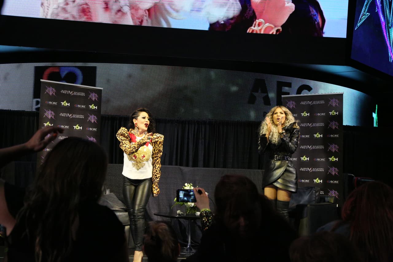 Alejandra Guzmán y Gloria Trevi respondieron a las preguntas de los medios que se dieron cita en la ciudad angelina para platicar acerca de su gira 'Versus'.