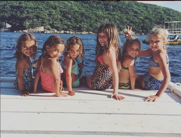 Como en una ocasión en la que Geraldine se fue con su familia a Acapulco, aquí vemos a sus dos hijas Elisa y Alexa con sus primas tomando el sol.