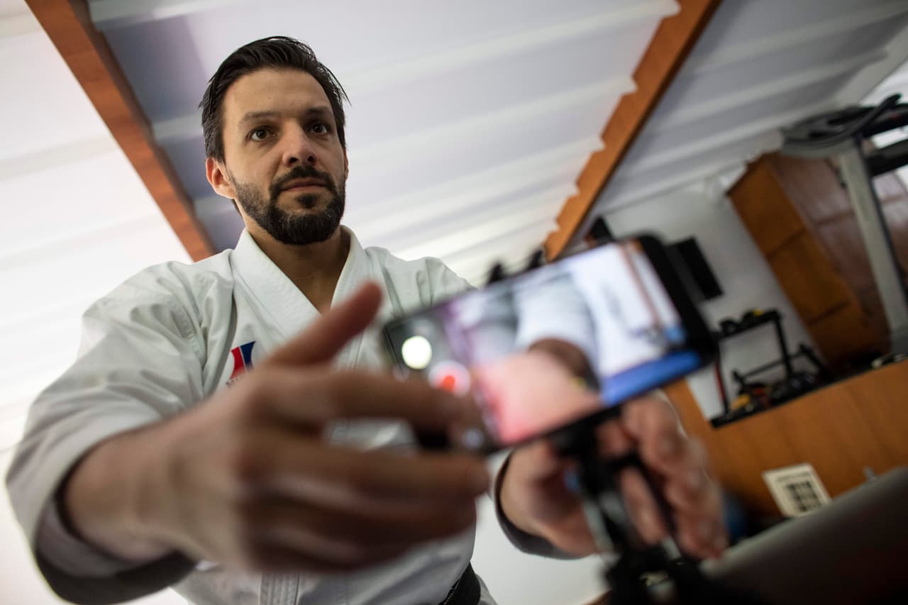 <b>Entrenamiento a pesar del aislamiento.</b> El campeón mundial de karate Antonio Díaz prepara su teléfono para una lección que sus alumnos verán a traves de Zoom. Con las personas obligadas a trabajar, aprender y socializar desde casa, aplicaciones como Zoom, Microsoft Teams y Houseparty han visto picos en las descargas a medida que se vuelven esenciales para la vida diaria.
<br>