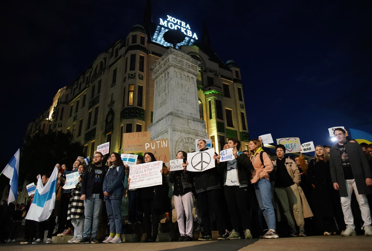 Las personas sostienen pancartas contra la guerra durante una protesta frente al "Hotel Moscú" en Belgrado el 21 de septiembre de 2022, luego de que el presidente de Rusia intensificó drásticamente su guerra de siete meses en Ucrania al llamar a 300,000 reservistas militares.