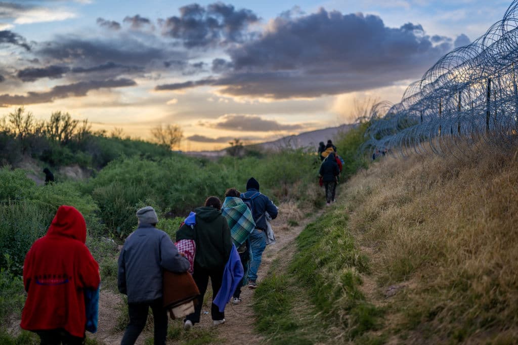 Biden restringe el asilo en la frontera y acelera deportaciones
