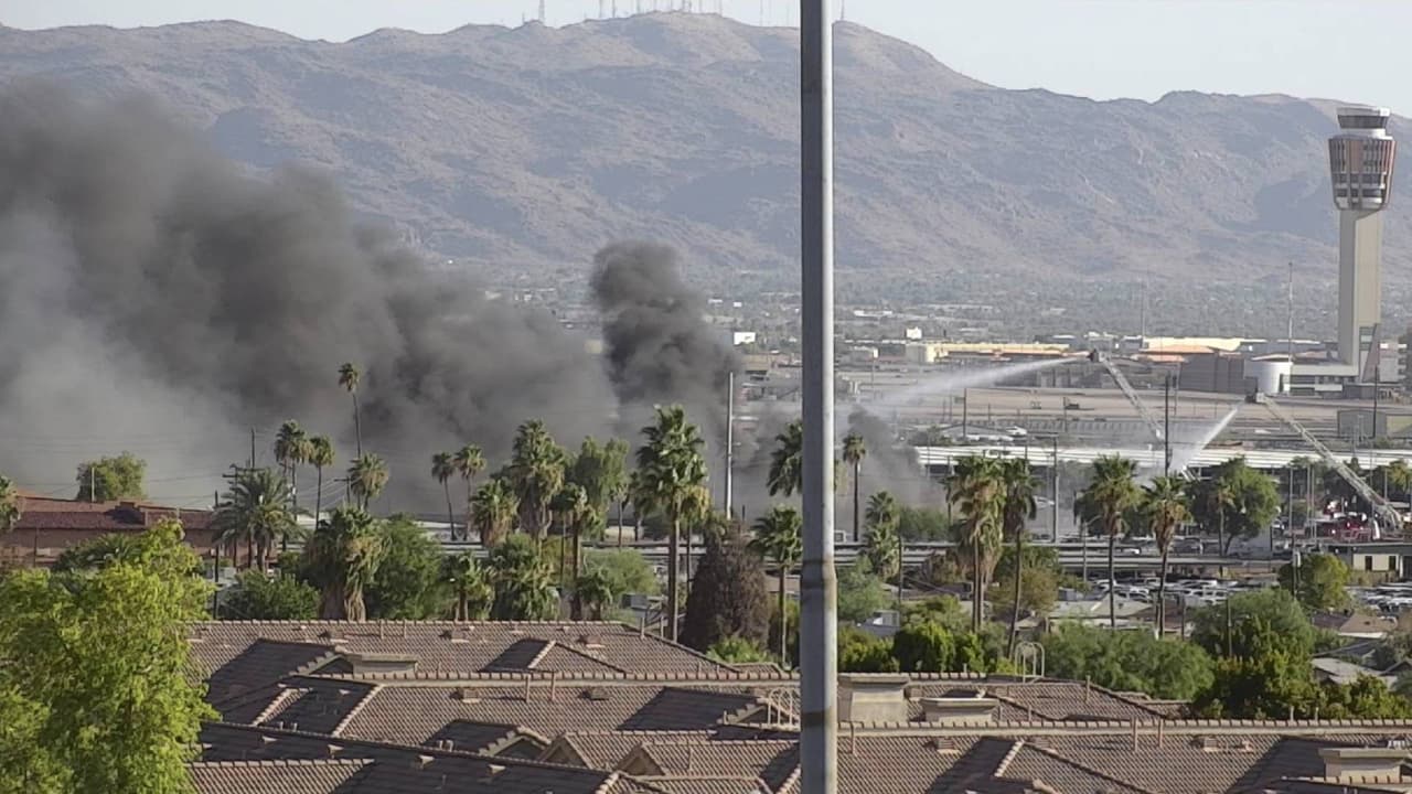 Fuerte incendio provoca explosiones en tanques de propano en el centro de Phoenix