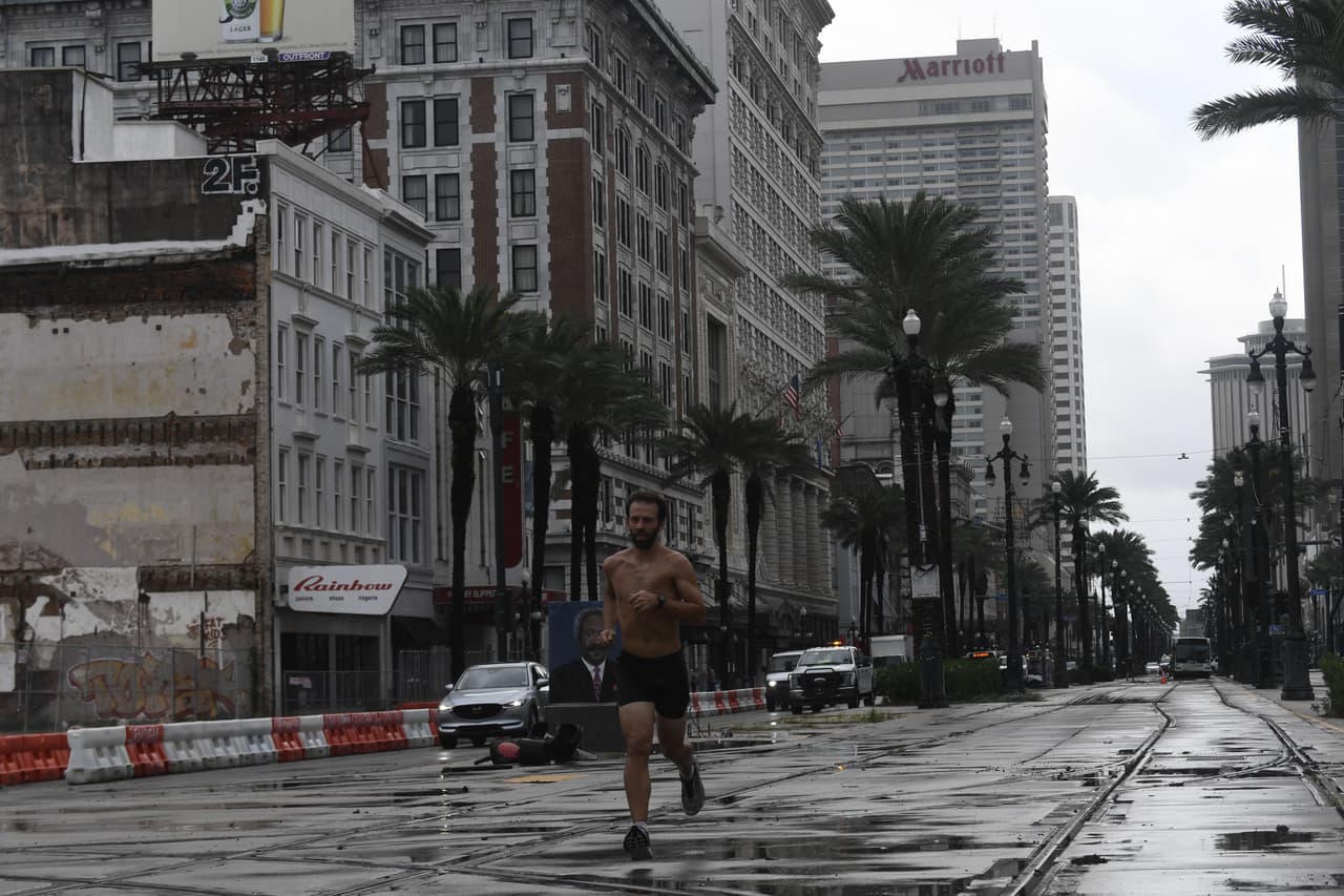 Un hombre trotando por Canal street, en la mañana del 30 de agosto. La muerte de una persona por el paso de Ida sucedió en la parroquia Ascención, a unas 50 millas al oeste del centro de Nueva Orleans. Un árbol cayó sobre su casa.