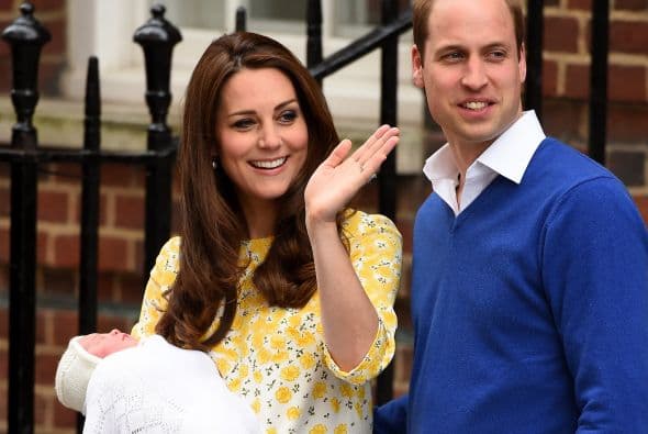 Saludando a la gente, que no dejó de aplaudirles y felicitarles.