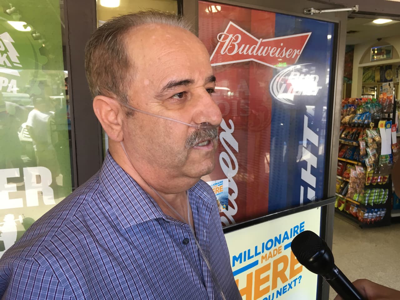 <b>También ganador</b>. Albeir Alberre, un inmigrante de Siria de 65 años de edad y dueño de 
<b>Marietta Liquor & Deli</b> desde 1990, 
<b><a href="http://www.univision.com/los-angeles/kmex/noticias/ganador-de-448-millones-del-powerball-se-mantiene-anonimo-pero-una-familia-ya-celebra">recibió una compensación</a></b> de un millón de dólares por vender el boleto ganador de los casi 
<b><a href="http://www.univision.com/los-angeles/kmex/noticias/boleto-del-powerball-por-448-millones-se-vende-en-una-licoreria-de-riverside" target="_blank">$448 millones de dólares</a></b> que acumuló el sorteo 
<b><a href="http://www.calottery.com/play/draw-games/powerball" target="_blank">Powerball</a></b> de la lotería de California en julio de 2017. El portador del tiquete ganador tiene un año para reclamar los casi $448 millones, que representan el séptimo premio más grande en la historia del Powerball y la décima cantidad más elevada que se ha ganado de entre todos los sorteos de lotería en Estados Unidos.