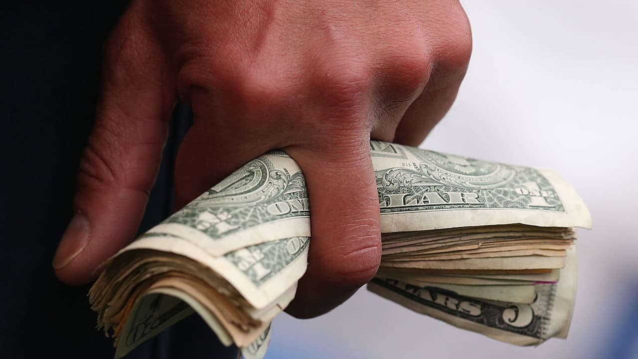 El Servicio de Rentas Internas (IRS, por su sigla en inglés) anunció recientemente que ya está gestionando los procesos de reembolso para cerca de 13 millones de contribuyentes, que pagaron impuestos sobre el subsidio de desempleo en sus declaraciones del 2020. ¿Qué debes hacer si aún no te llega ese dinero extra? Acá te contamos.