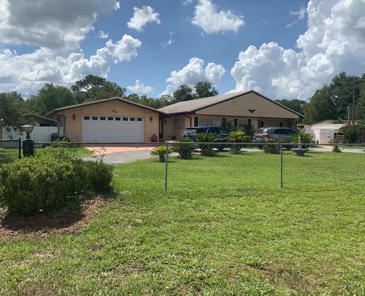 De acuerdo con las autoridades, la madre de los niños se despertó en la mañana del miércoles y encontró a sus hijos heridos de gravedad en la sala de la casa, ubicada en el área de Melrose. Cuando los socorristas y la policía llegaron, los menores ya habían fallecido.
<br>