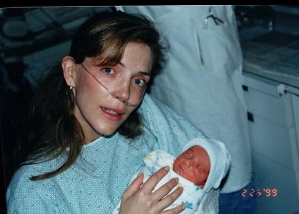 Antes de lograr ser mamá, Laura perdió un bebé y fue a través de inseminación artificial que pudo tener a María, en 1999. En esta imagen, que compartió en Instagram, recordó que su primera hija nació prematura, mientras ella se recuperaba de un edema pulmonar.