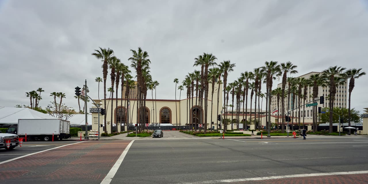 El próximo domingo 25 de abril se realizará la entrega 93 de los premios Oscar 2021. En esta ocasión, la ceremonia tendrá como sede Union Station, el edificio estilo Art Deco que fungió como estación de tren y se ubica en el centro de Los Ángeles.