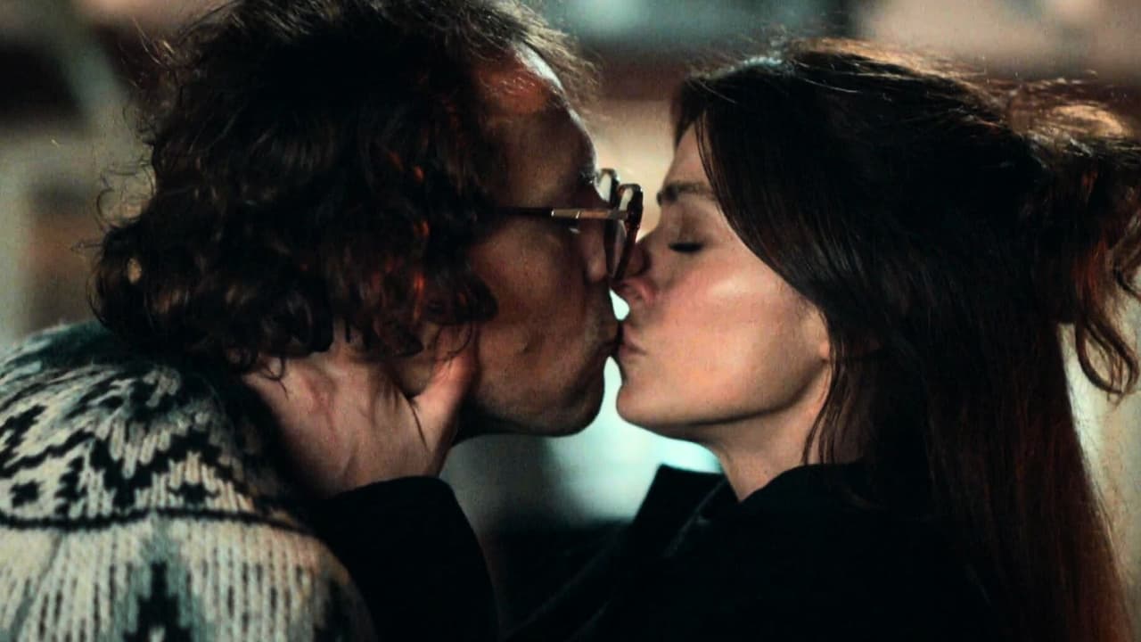 Karsu finge que Atila es su novio y lo besa frente a Reha