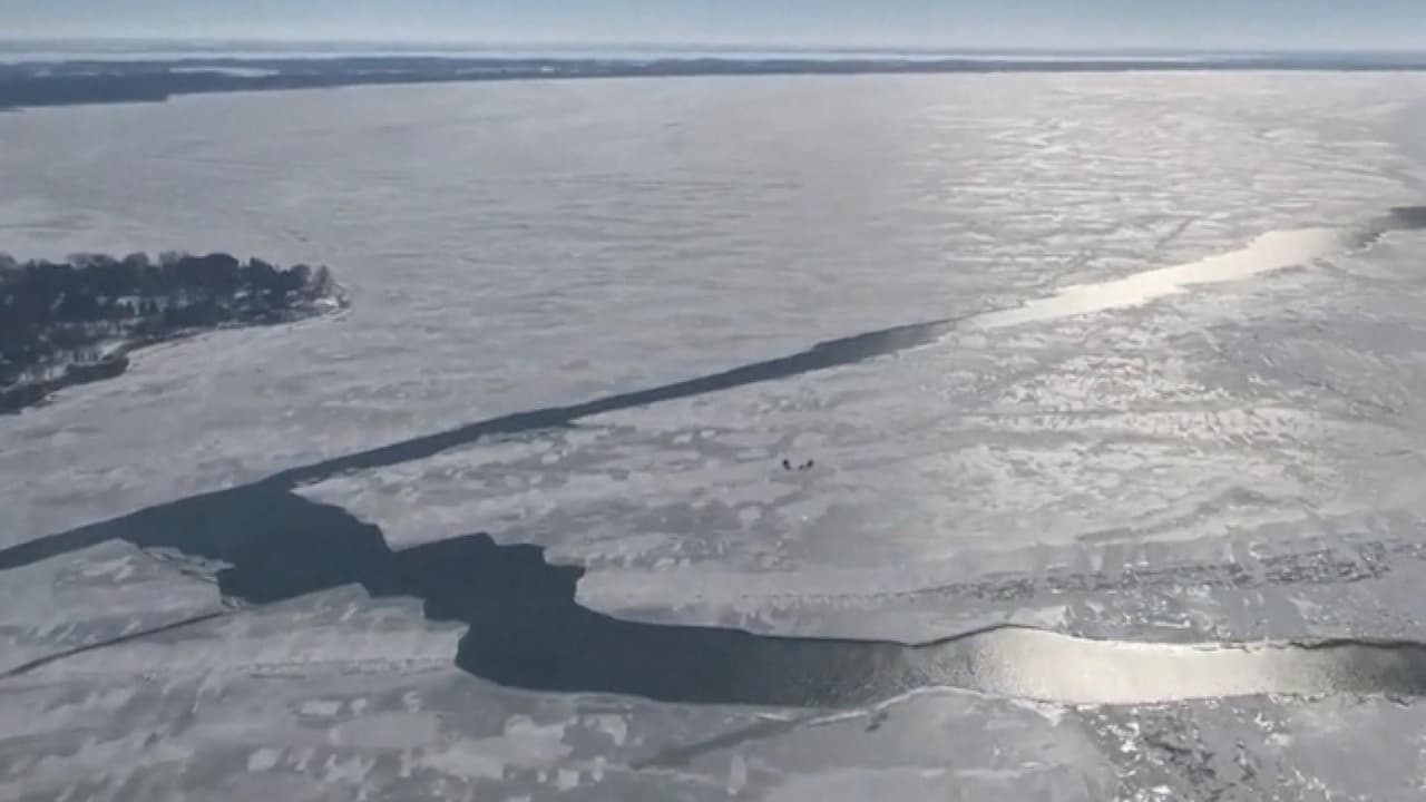 Rescatan a 18 personas que quedaron atrapadas a la deriva en un témpano de hielo