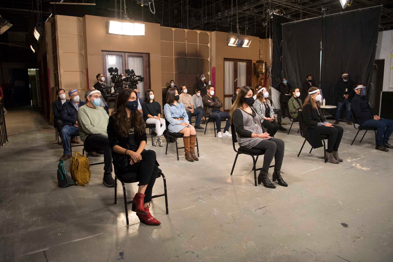En el evento, el cual se llevó a cabo bajo las 
<b>medidas de sanidad</b> dictadas por Televisa para evitar la propagación del covid-19, la productora Rosy Ocampo detalló el 
<b>plan de trabajo </b>que aplicaron para las grabaciones del melodrama.
<br>