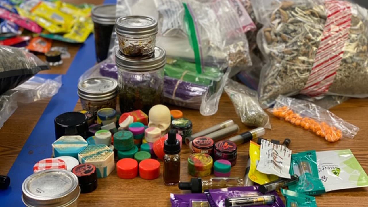 Además de LSD con la imagen de Bob Esponja, en las fotos publicadas se puede ver marihuana.