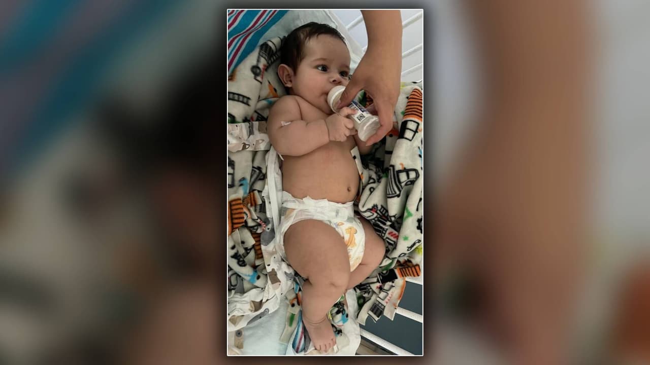 En esta fotografía proporcionada por familiares de Brandon Cuellar se observa al bebé de 3 meses recibiendo cuidados en un hospital de San José.