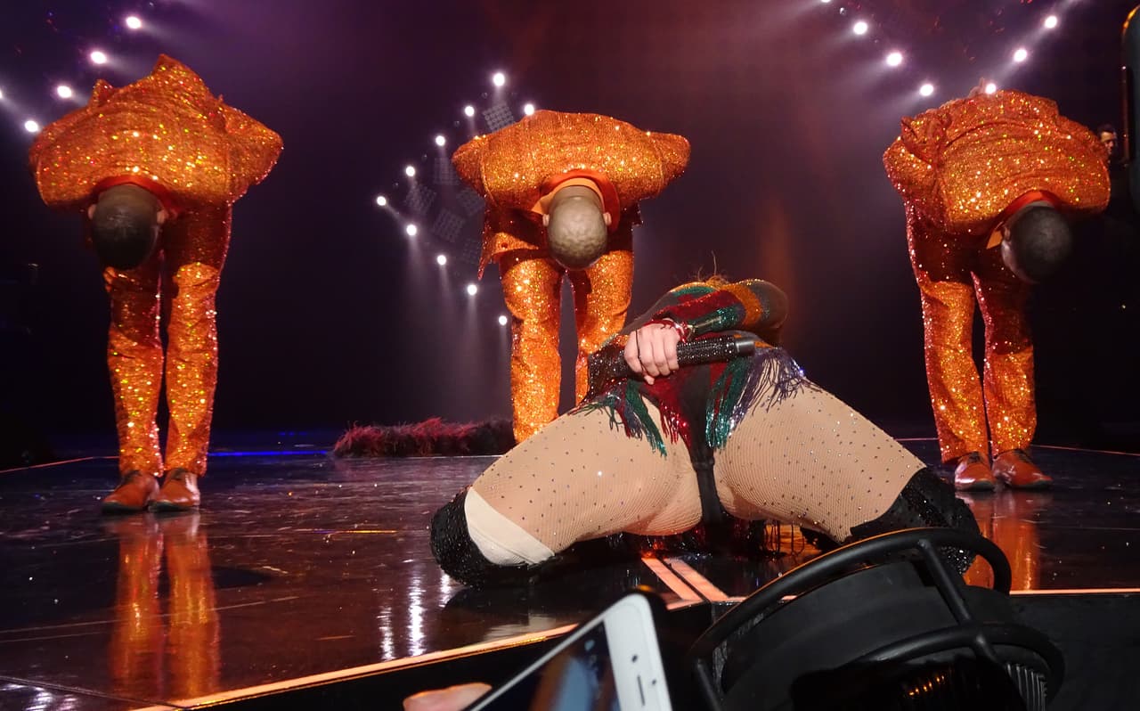 Terminando una de sus canciones pasó lo inesperado, perdió el equilibrio y se dobló totalmente.