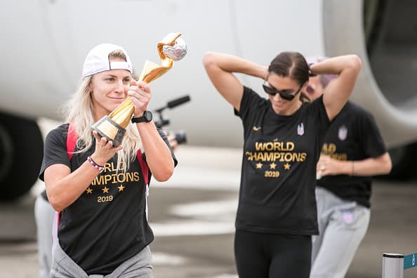 Julie Ertz, la jugadora número 8 de la selección femenina de fútbol de Estados Unidos, sostiene el trofeo de la Copa Mundial de Fútbol, que ganó el equipo este domingo contra Holanda.