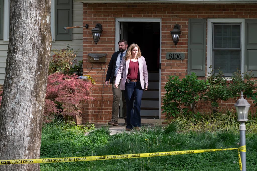 El jefe policial Davis adelantó que el martes, 14 de abril, a Justin Fairfax le entregaron documentos sobre una citación en el tribunal con relación al divorcio. "Los detectives determinarán si eso condujo a esta tragedia aquí”, agregó.
<br>