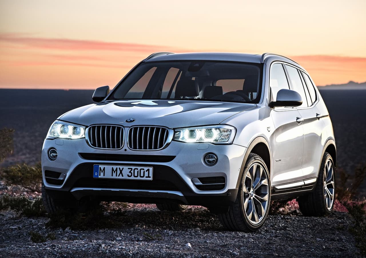Aquí vemos la
<b> BMW X3 </b>año 2015, una SUV que salió al mercado con 4 opciones de motores diésel y 3 a gasolina, con un rango de potencia entre los 150 HP y los 313 HP. En sitios de venta se ofrece actualmente a un valor que ronda los 30,000 dólares.