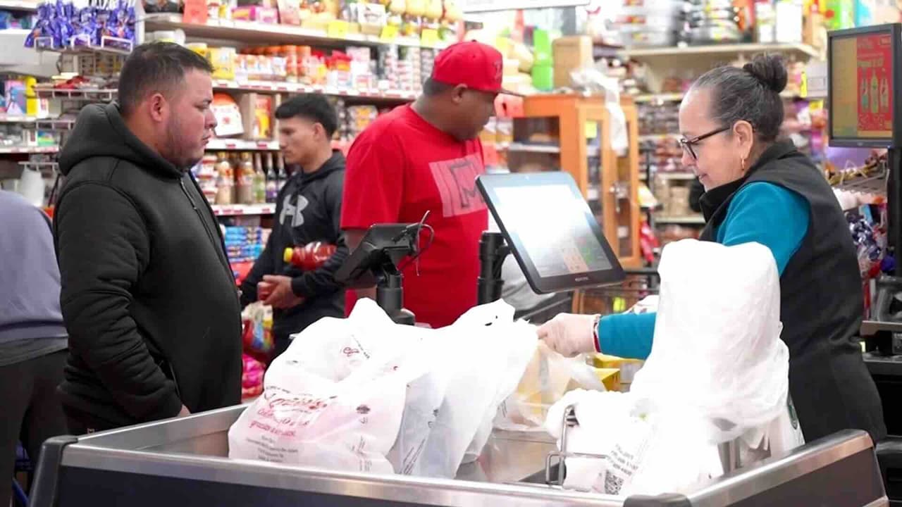 Miles de inmigrantes perderán ayuda alimentaria SNAP en Illinois