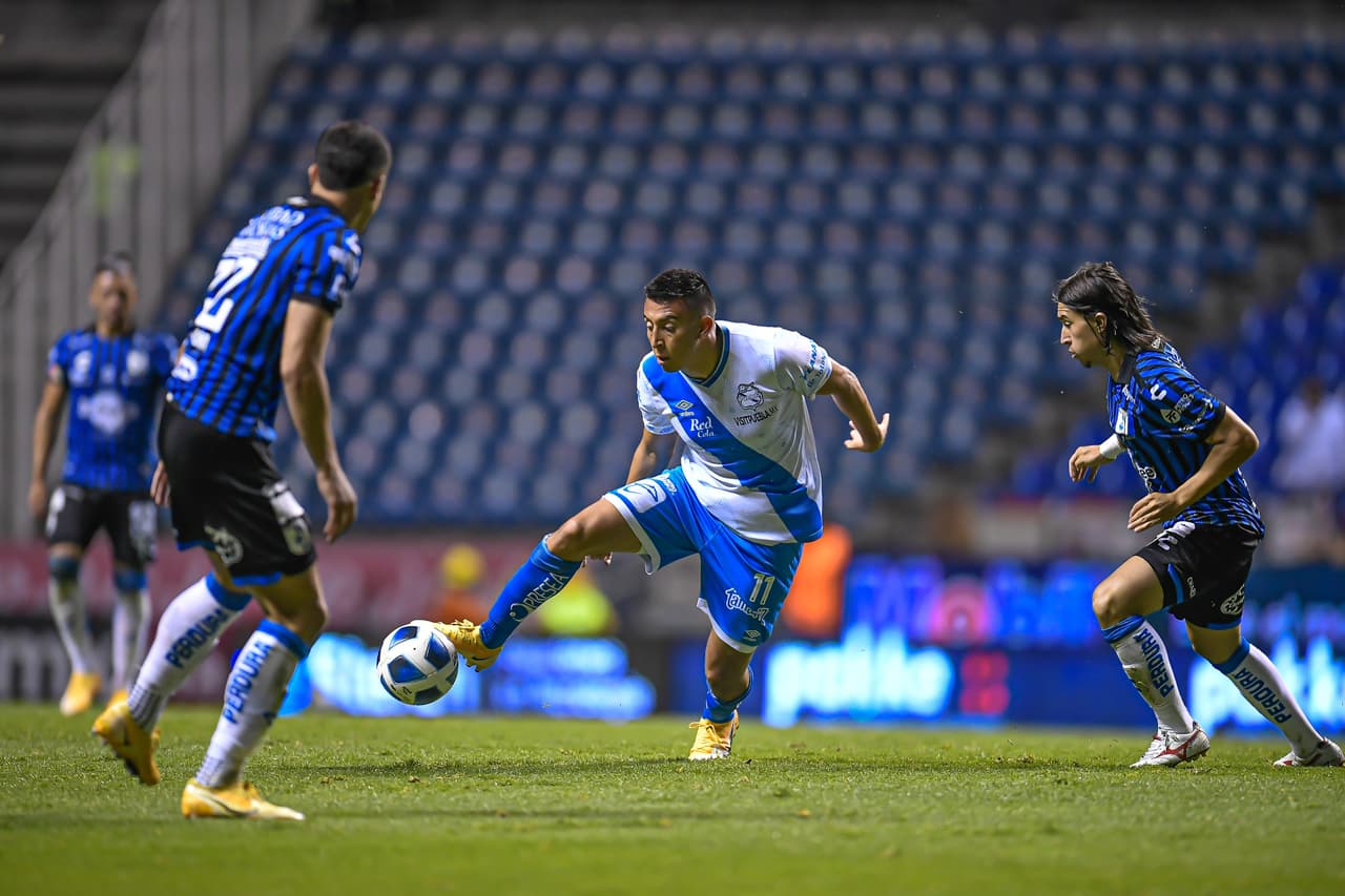 Puebla no tardó en abrir el marcador en la segunda parte. El 'Fideo' Álvarez se juntó con Memo Martínez y así batir a Washington Aguerre.