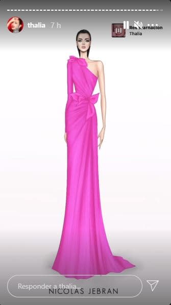 Para su primera aparición sobre el stage, la intérprete de 'Arrasando' utilizó un vestido rosa de un solo hombro, drapeado y con un moño en la cintura, que forma parte de la colección de alta costura de Nicolás Jebrán. Aseguró que con él se sentía la pantera rosa.