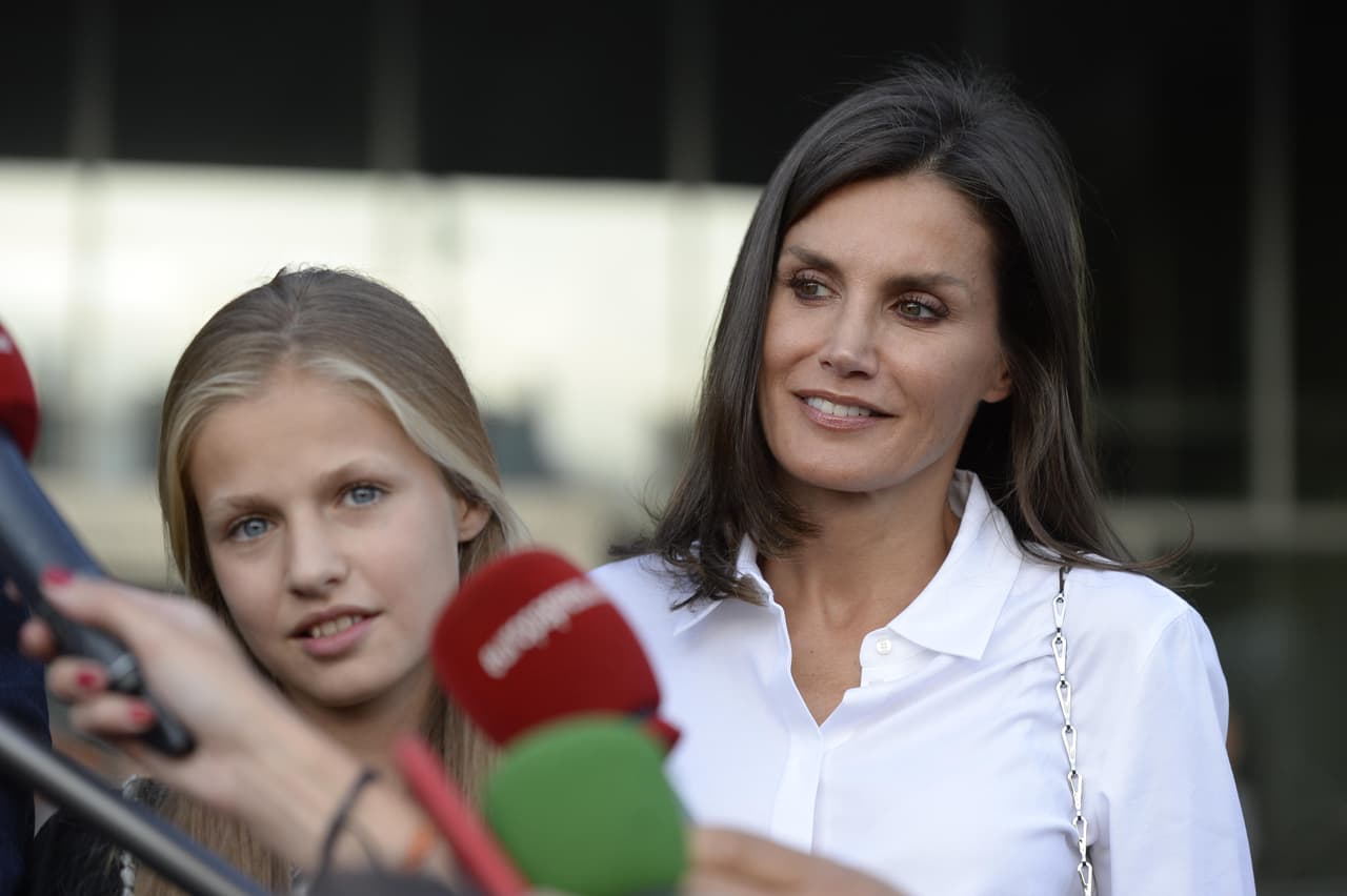 <b>No hablar de sus vidas </b>
<br>Según lo comunicado por 
<a href="https://www.eonline.com/mx/news/971595/la-reina-letizia-impuso-estas-estrictas-reglas-en-el-colegio-de-sus-hijas" target="_blank">E! Online</a> en 2018, la soberana española le tiene prohibido a sus hijas hablar con los medios sobre su vida, su familia y las actividades que realizan los fines de semana.