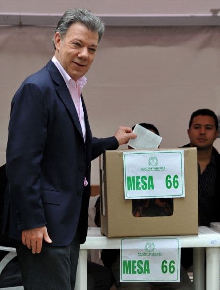 "Que salgan a votar y que gane la democracia en esta jornada en que se están definiendo grandes cosas para el futuro de nuestra nación", manifestó el jefe del Estado en una breve declaración a la prensa.