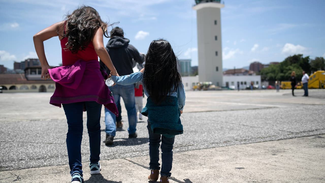 Es importante que las familias migrantes sepan que está en vigor el programa 'Family Expedited Removal Management', conocido como FERM, que impone un toque de queda para deportarlas cuando no puedan demostrar que son elegibles para el asilo. Los padres llevarán un grillete electrónico para verificar que están en la dirección reportada.