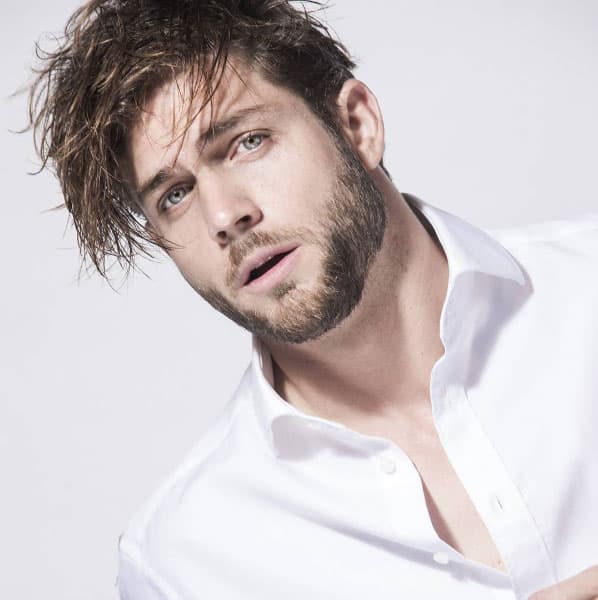 Hace algunos años utilizaba el cabello largo y no usaba barba, pero ahora este galán argentino así luce.