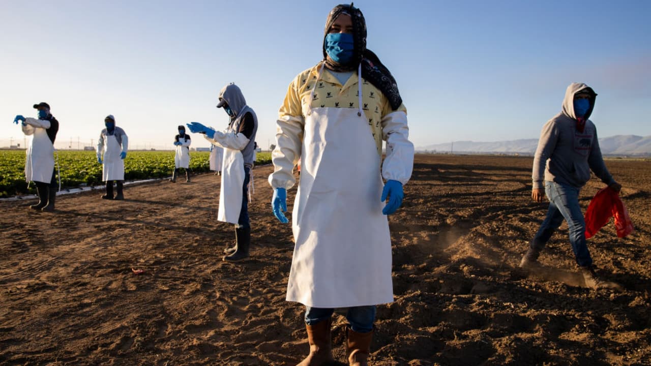 "Dependemos de ellos": El gobernador de California anuncia ayudas y recursos para trabajadores esenciales