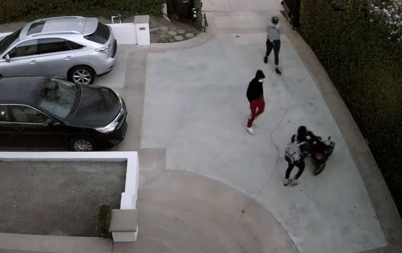 Una madre es asaltada mientras entraba con su bebé a su casa en Hancock Park