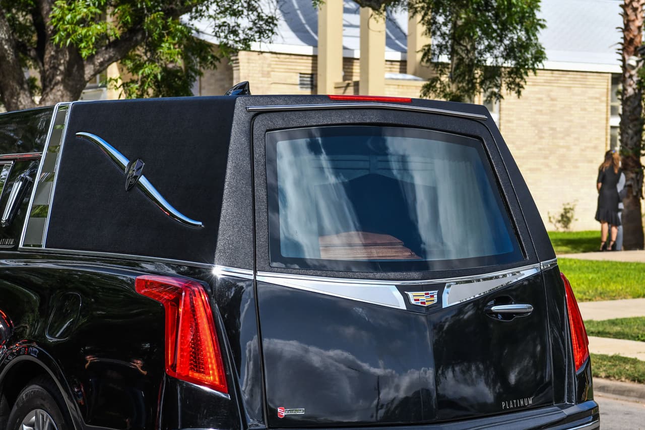 Los automóviles que transportan los ataúdes de Irma y José en la Iglesia Católica del Sagrado Corazón en Uvalde. 
<a href="https://www.univision.com/noticias/tiroteos/tiroteo-uvalde-maestra-irma-garcia-marido">La ciudad de apenas 16,000 habitantes</a> está vestida de luto desde que el martes 24 de mayo un atacante armado de 18 años irrumpiera en la escuela y matara a 21 personas. 
<br>