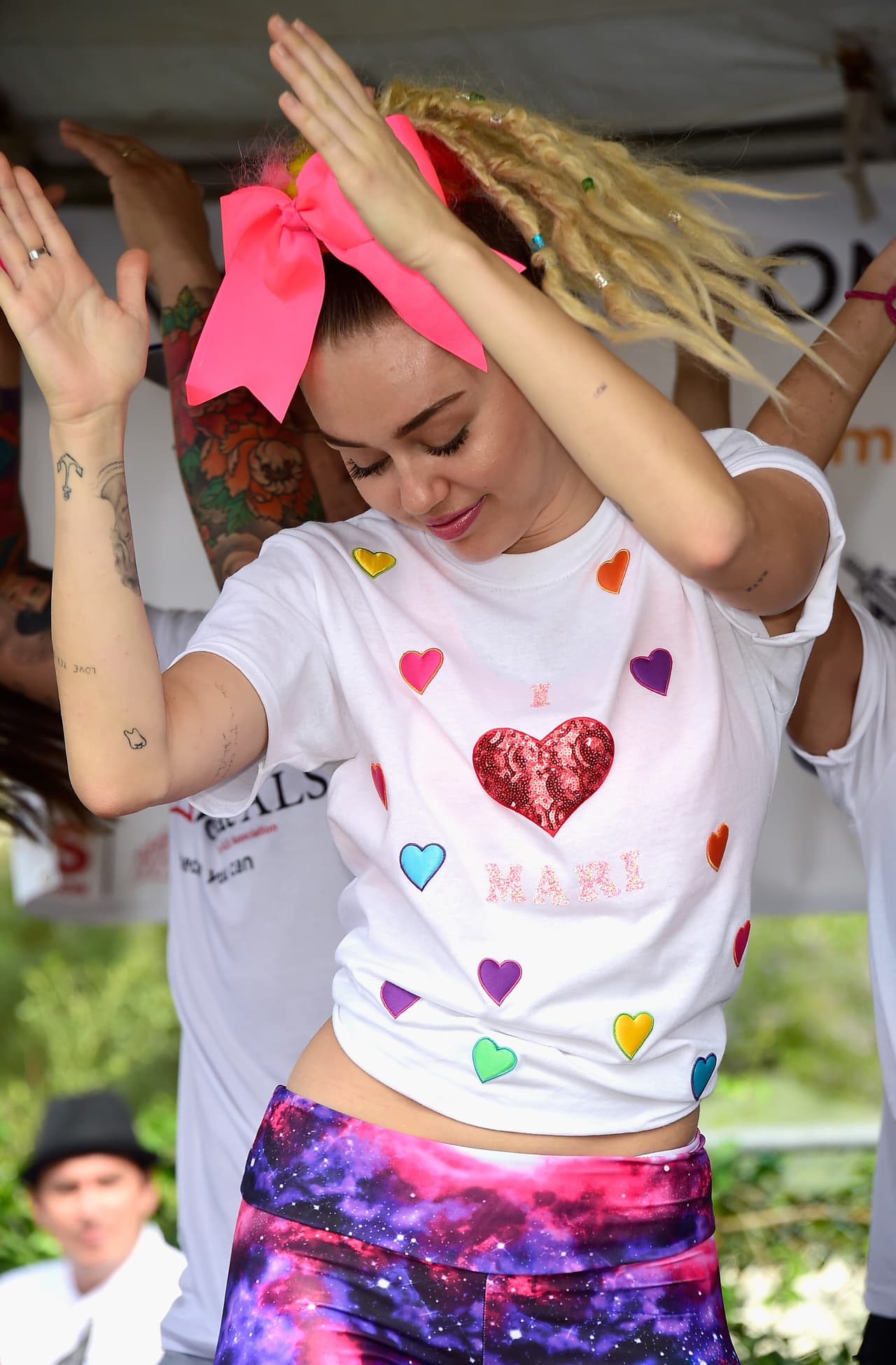 Por lo que cada vez se les veía más distante, sin embargo, más adelante se generó el chisme de que Liam le había sido infiel a Miley.