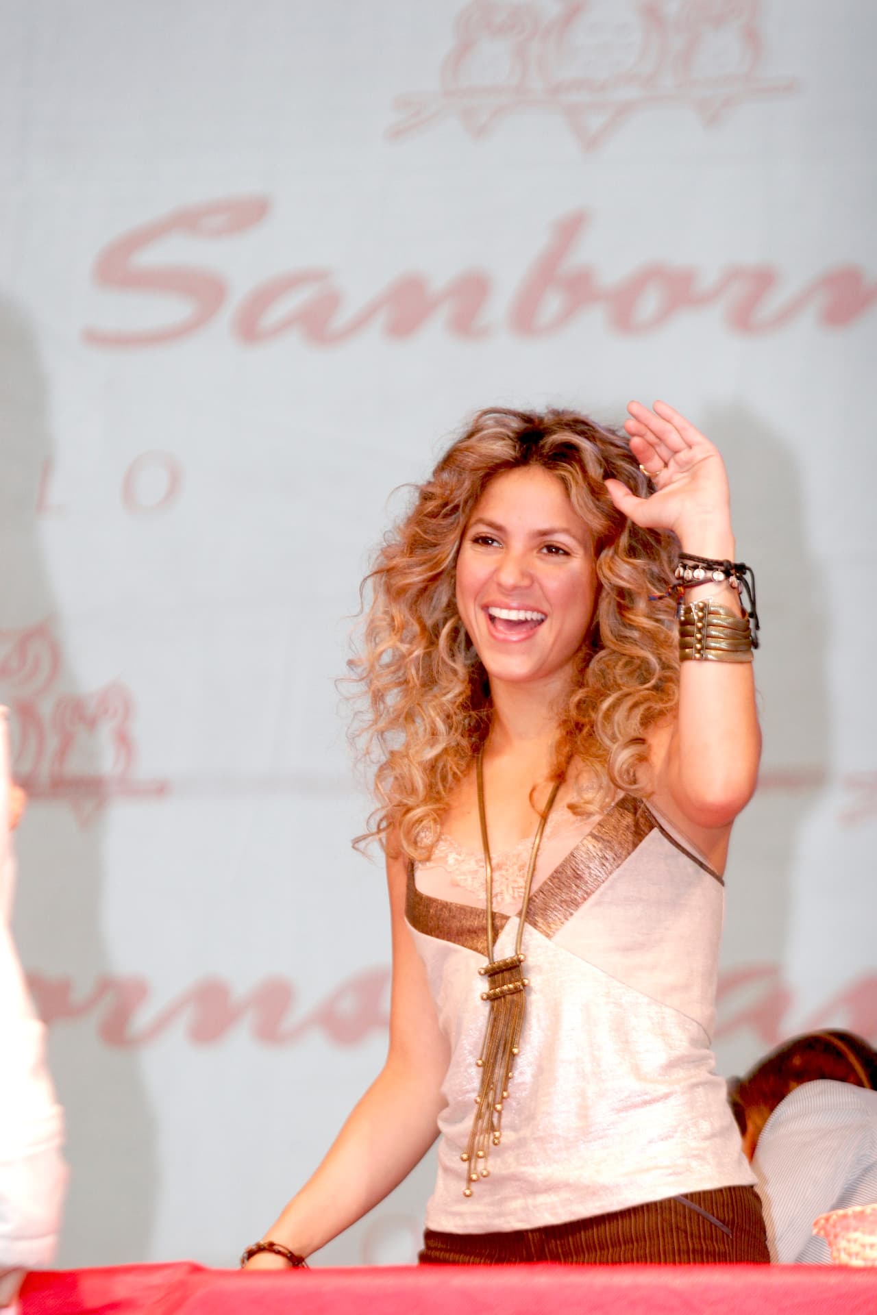 Con Antonio de la Rúa duró 11 años de relación. Shakira le dedicó muchas canciones. Cuando estaban en su mejor momento de pareja le escribió el tema ‘Día de enero’. Tras su rompimiento y problemas legales la colombiana compuso el tema ‘Suerte’, haciendo referencia a su ex argentino.