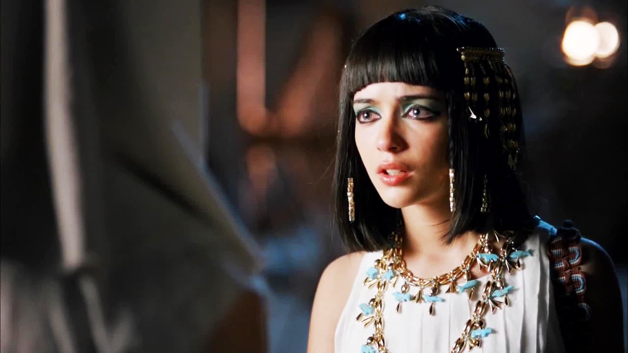 Su padre, 
<b>Pentefres</b>, era el sumo sacerdote de Egipto y la estaba preparando para su unión con el 
<b>dios Seth</b>.