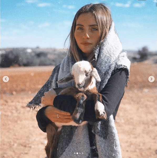 Acerca de la relación que las hijas llevan con la nueva pareja de Araiza, el pasado 7 de mayo el portal
<b><a href="https://www.lasestrellas.tv/espectaculos-1/famosos-1/camila-hija-raul-araiza-habla-novia-papa" target="_blank"> Las Estrellas </a></b>publicó una entrevista con una de ellas, Camila, quien dijo que la novia de su papá es "una tipaza".
<br>