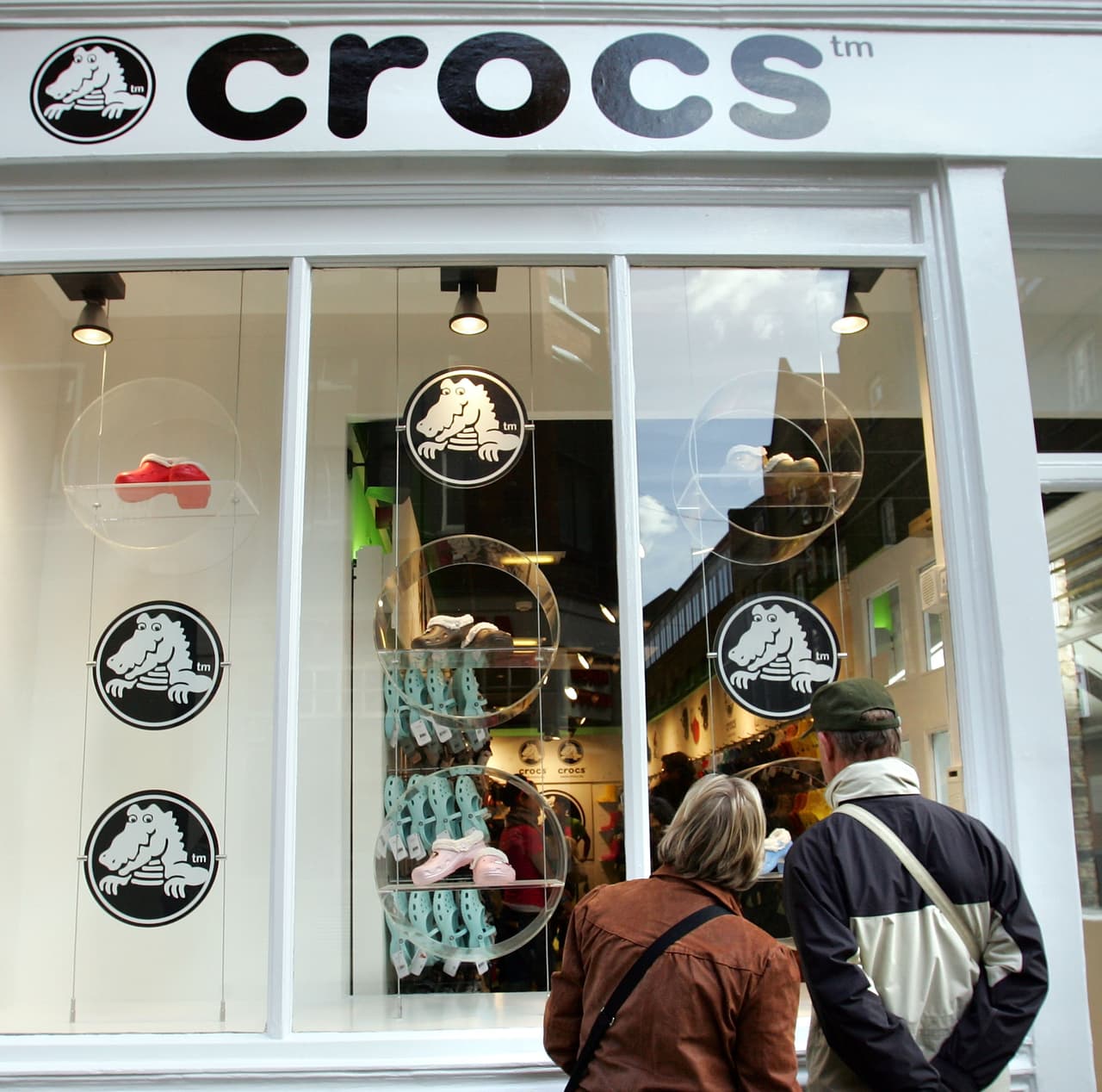 <b>Crocs</b>: la compañía revolucionaria del calzado ha anunciado que cerrará 160 tiendas de las 558 para finales de 2018. 
<br>