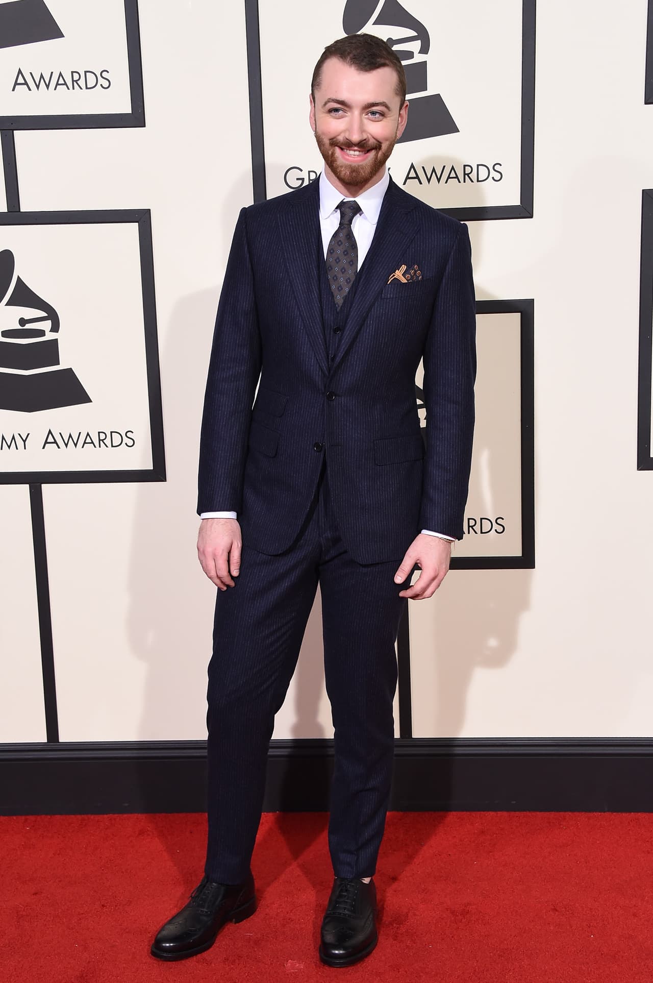La normalidad de Sam Smith casi pareció una excepción. Esta noche lució más inglés que nunca con su traje azul navy y su elegancia impecable de corbata, chaleco y pañuelo.