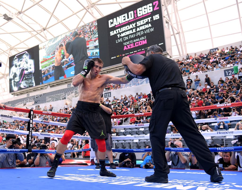 La pelea de revancha, luego de un polémico empate en septiembre de 2017, estaba pactada originalmente para el 5 de mayo de 2018. Pero Canelo dio positivo a dos pruebas antidopaje.