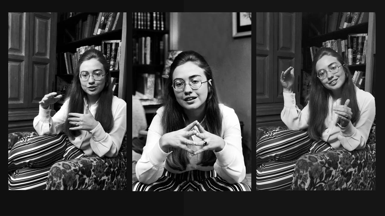 <b>La primera universidad.</b> En 1965 comenzó sus enstudios en el Wellesley College de Massachusetts, donde se especializó en ciencias políticas. Originalmente se consideraba una republicana liberal, pero su posición fue cambiando. En su tercer año en esta universidad fue partidaria de la campaña por la nominación de Eugene McCarthy como candidato por el parido demócrata. Esta serie de fotografías fueron tomadas cuando como líder universitaria, ofrecía una entrevista sobre las protestas reivindicativas de los estudiantes de la época.