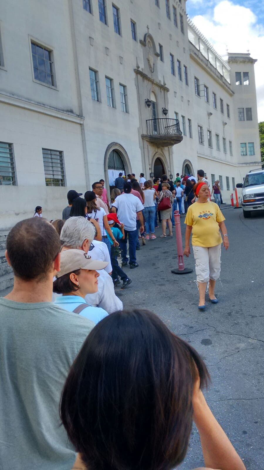 Muchos están cansados de la escasez de productos, la inflación, las largas filas para comprar comida regulada y la inseguridad.