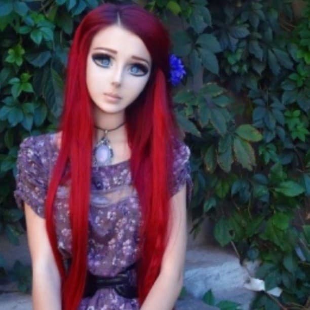 Pero ella no es la única que ha dado de qué hablar por su fascinación al querer imitar el físico de la muñeca.