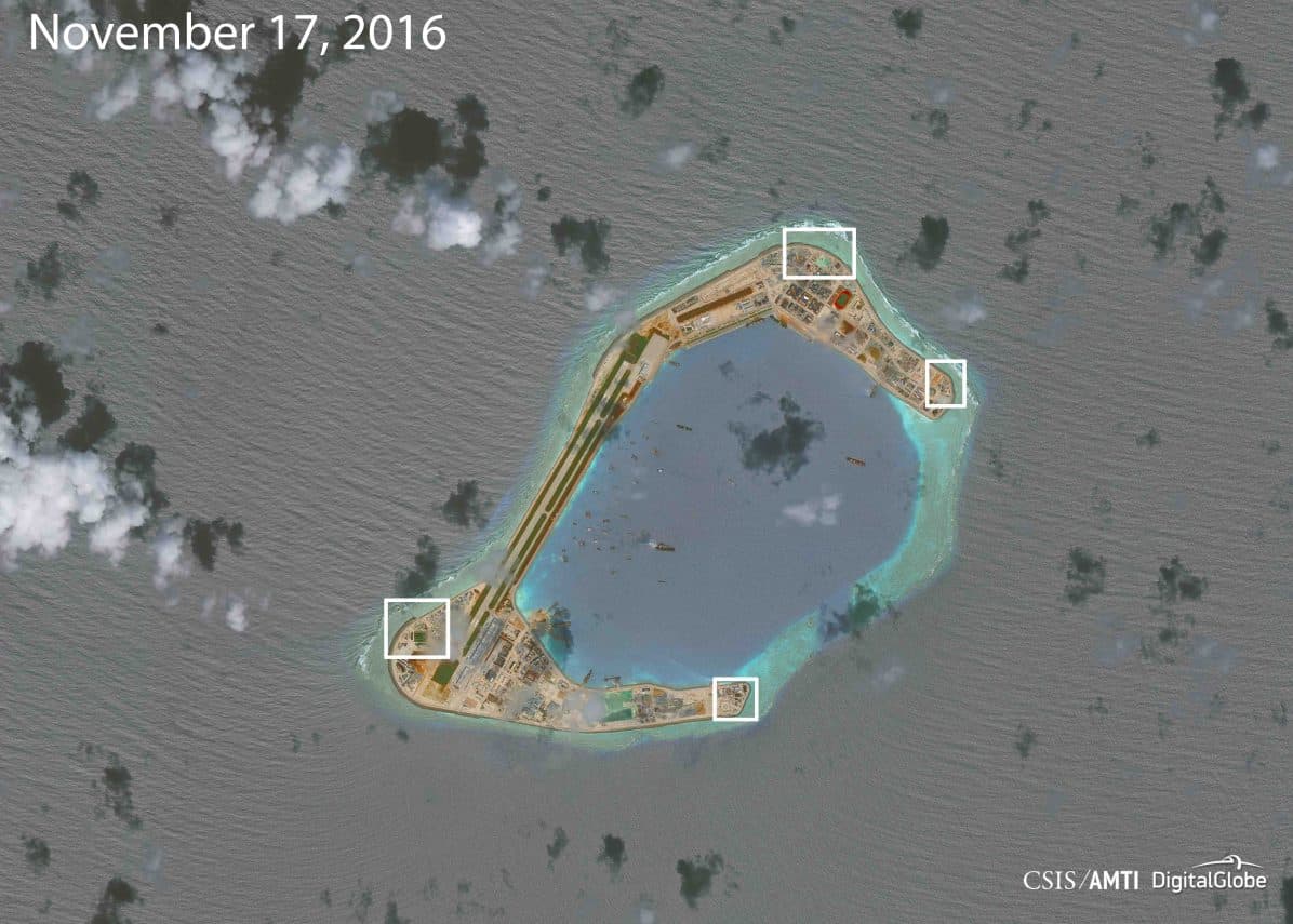 En esta imagen del 17 de noviembre se detalla la ubicación de las plataformas que contienen sistemas de defensa en las islas artificiales construidas por China en el mar de China Meridional.